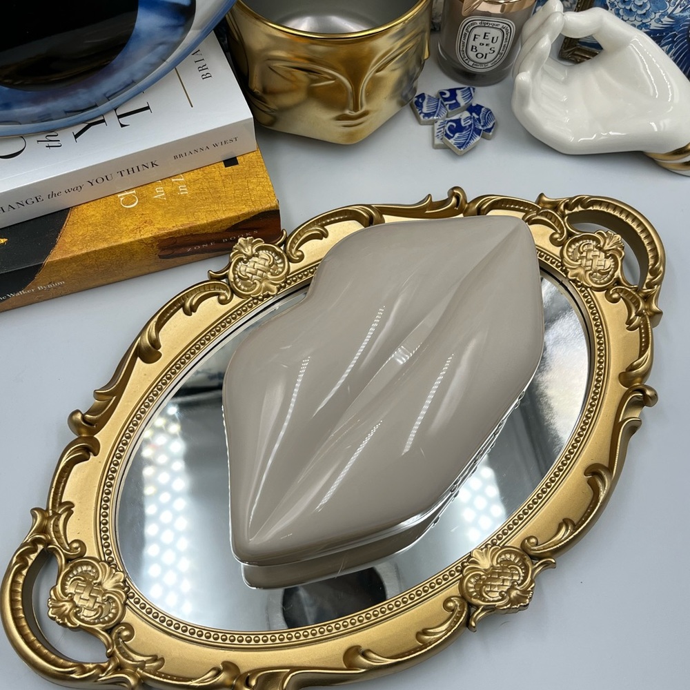🆕 LULU GUINNESS 🧿 NWOT Iconic Lips Perspex Clutch Stone Grey - Picture 5 of 11